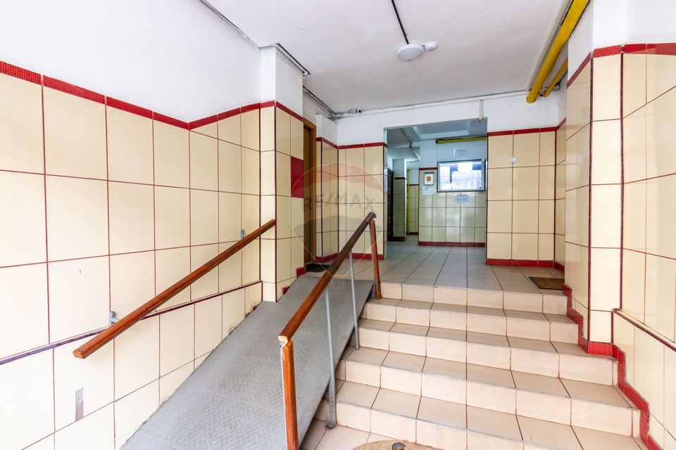 Apartament cu 3 camere de vânzare în zona Sebastian