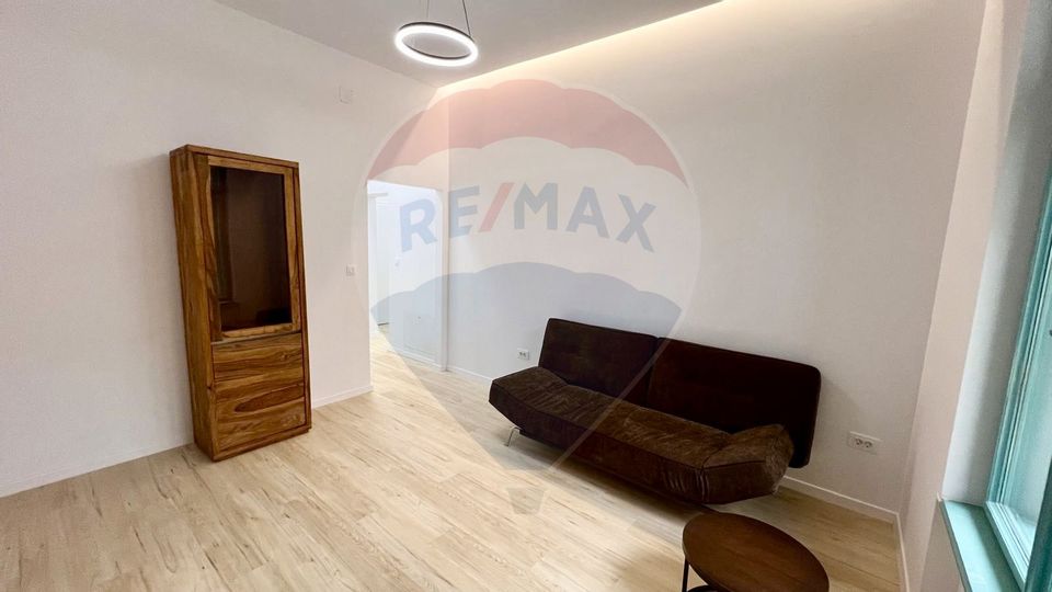 Apartam decomandat 2 cam la casa cu terasa, gradina - Pet Friendly