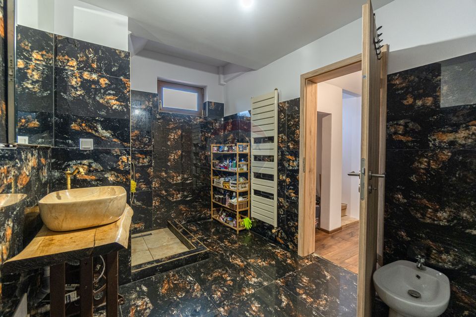 Casă / Vilă cu 6 camere de vânzare in Tarlungeni