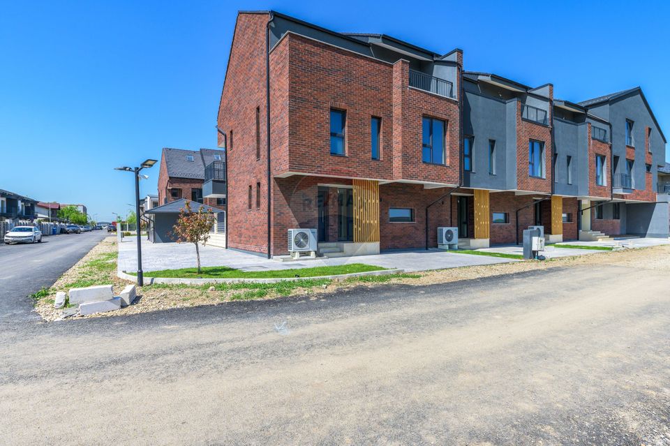 Vânzare Vilă cu 5 camere, curte si parcare de vânzare in TUNARI