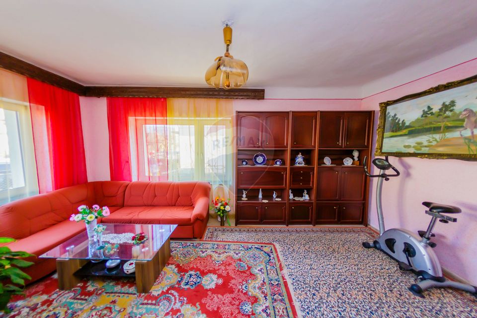 DE VANZARE Proprietate  în Țicău – douǎ case cu livadă și gospodărie