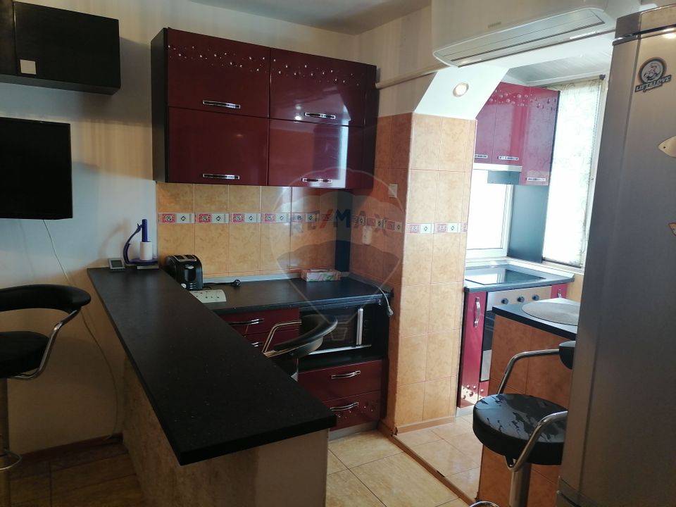 Apartament cu 3 camere de închiriat în zona Milcov