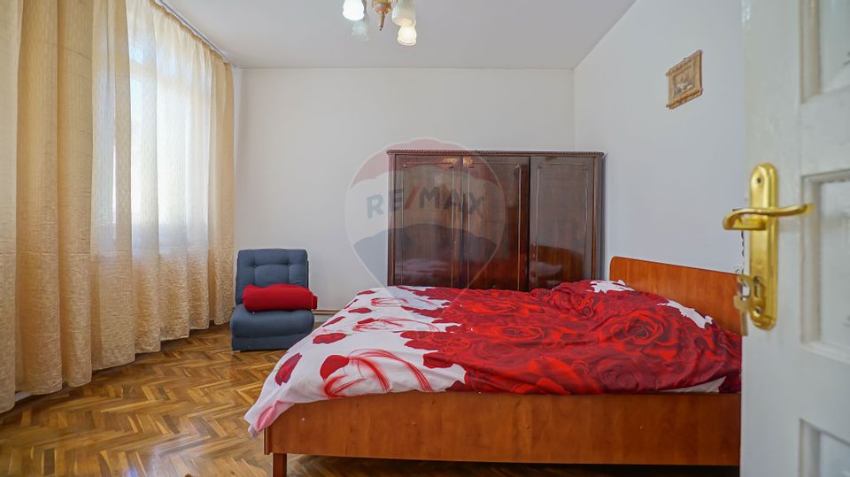 8 room House / Villa for sale, Piata area
