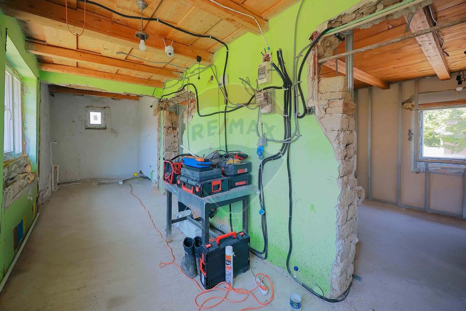 Casă  cu 3 camere și teren 4,342 mp de vânzare în Valea Mare de Codru