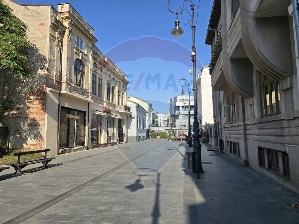 Apartament cu 3 camere de vânzare în zona Central