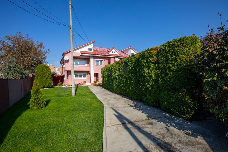 Casă/Vilă duplex cu 5 camere de vânzare,  strada 9 Mai,  zona Centrală