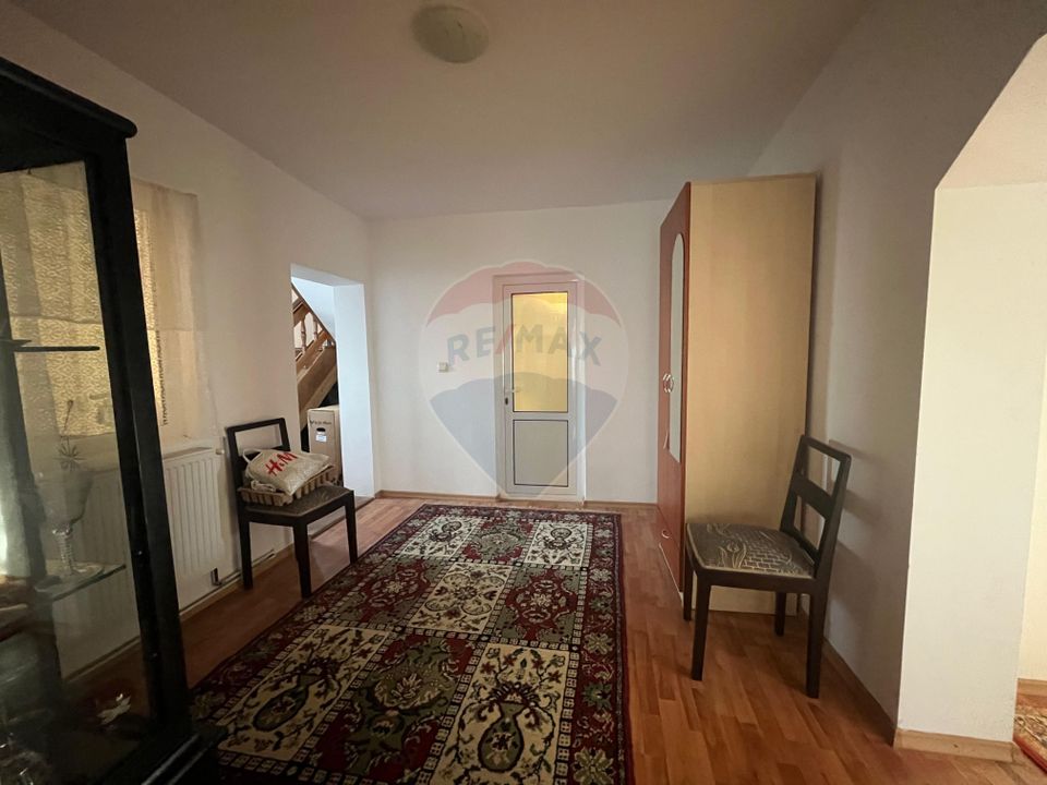 Casa cu 5 camere de vanzare in Priseaca 450 mp teren