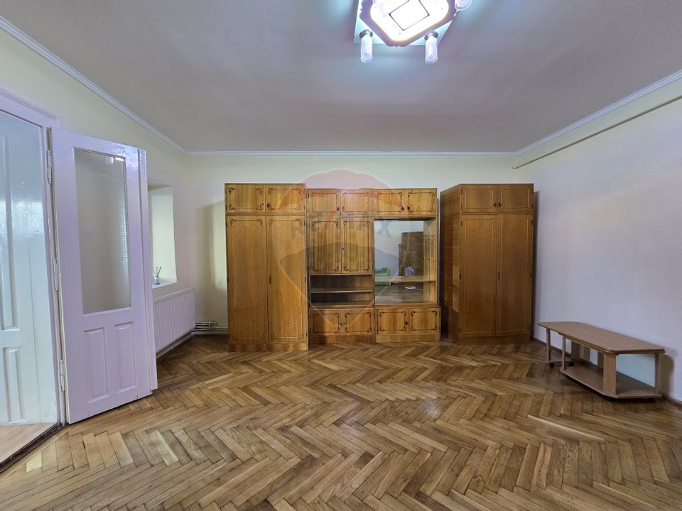 Casă cu 5 camere de vânzare în zona Central comision 0