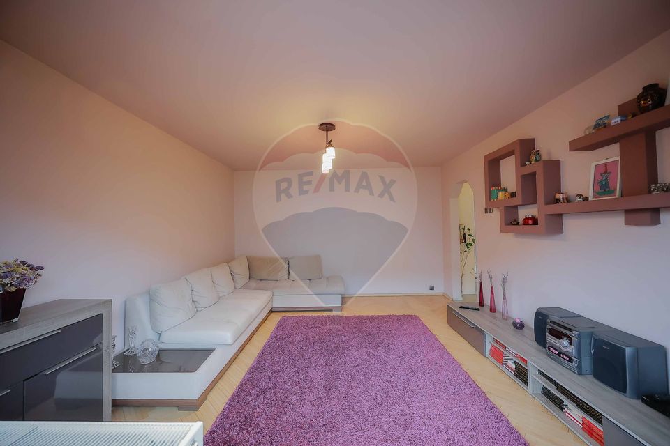 Apartament 3 camere de vânzare în zona Rogerius