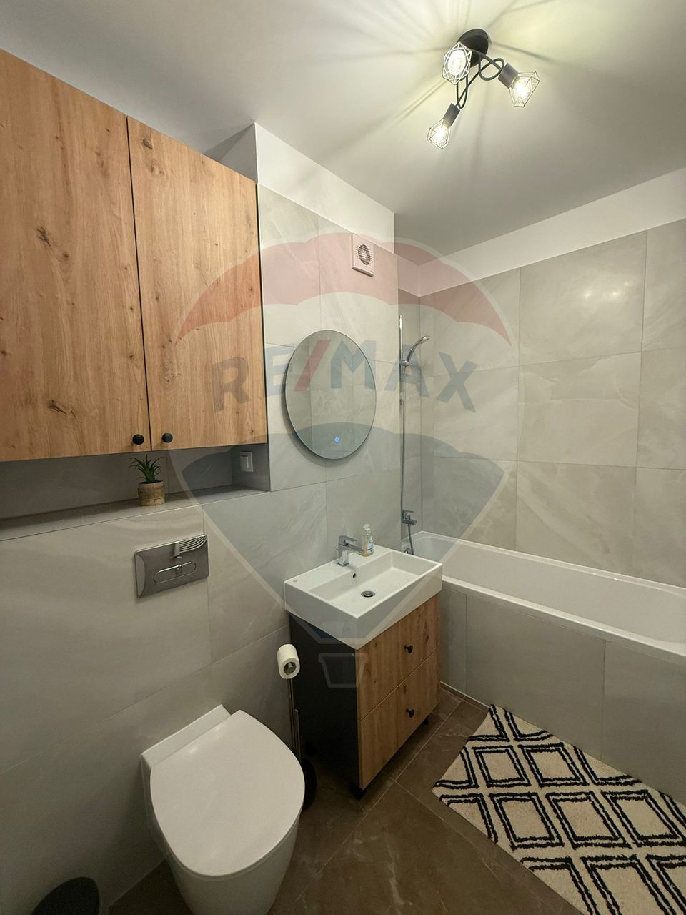 Apartament cu 3 camere, 2 bai și loc de parcare