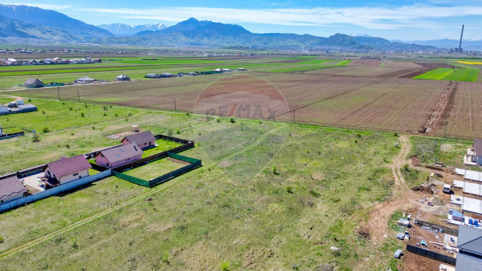 6 loturi Tarlungeni - cartier Izvor, la strada asfaltata, utilitati