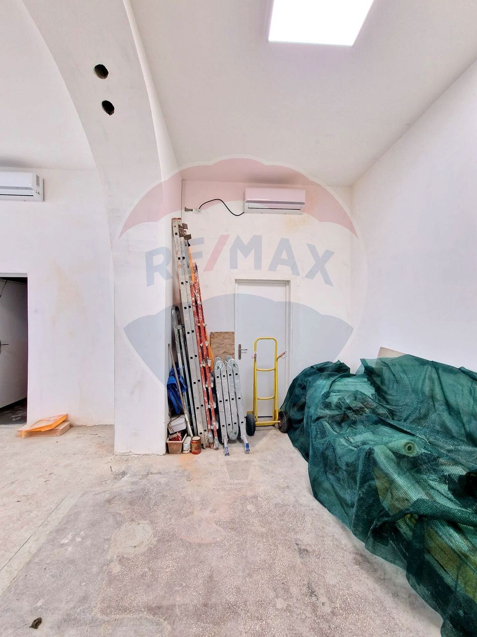 37.2sqm commercial space for rent in the Eroii Revolutiei area