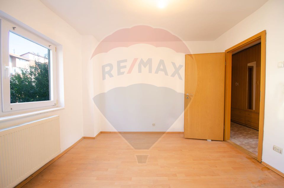 Apartament cu 4 camere de vânzare în zona Steaua