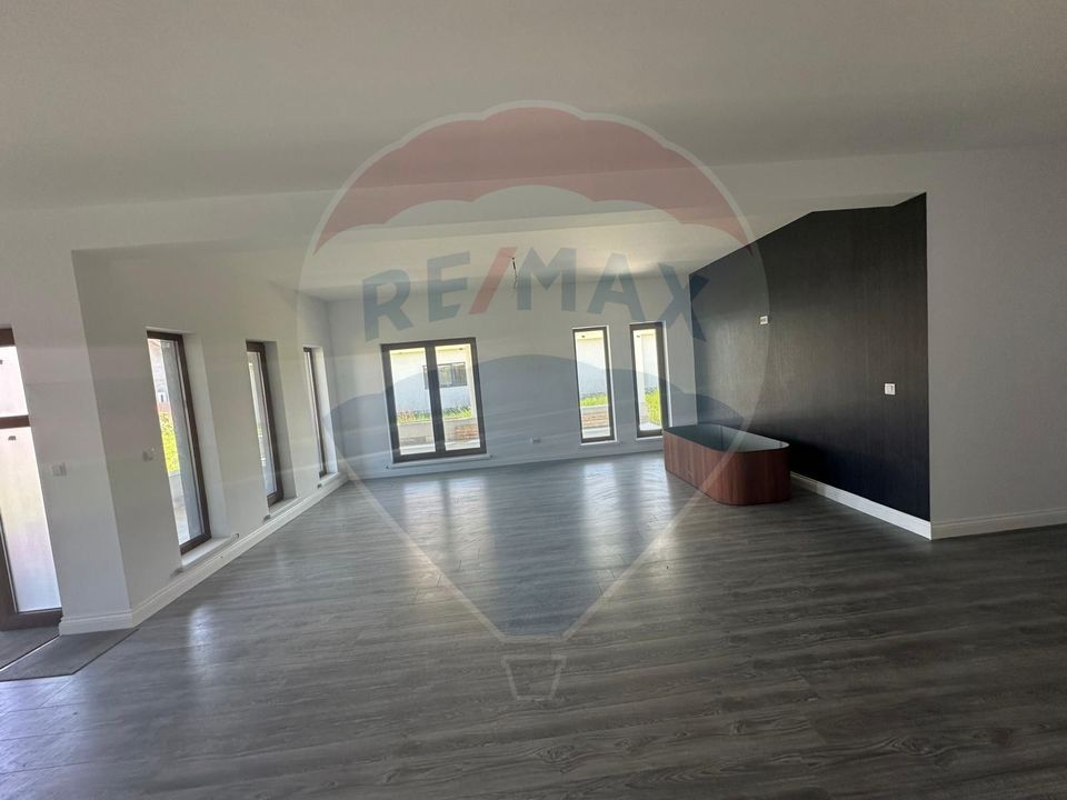 Casă cu 4 camere de vânzare