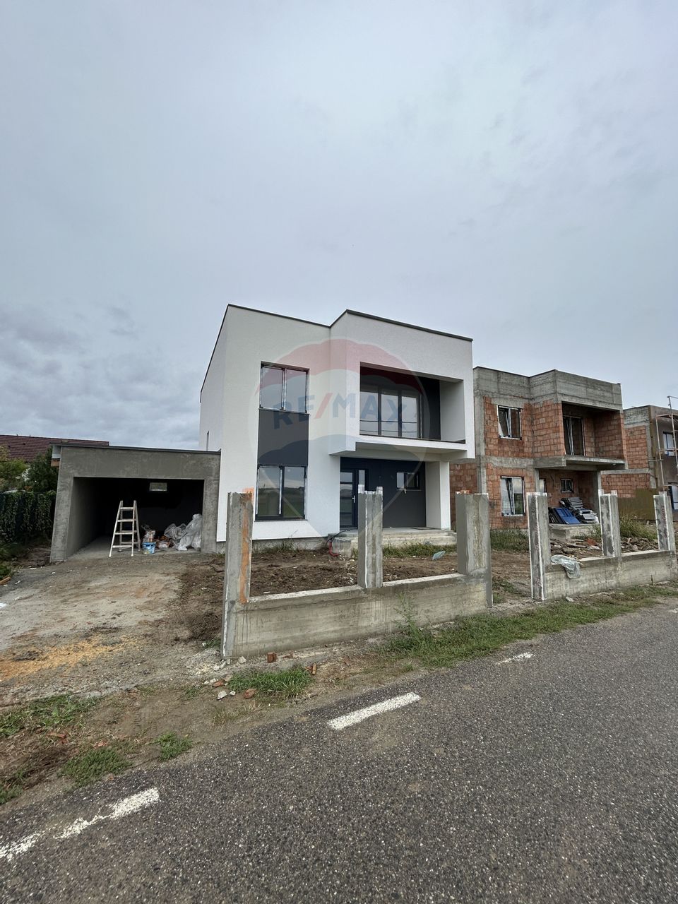 Casă moderne cu 4 camere de vânzare in SASAR / 5 ari teren / utilitati