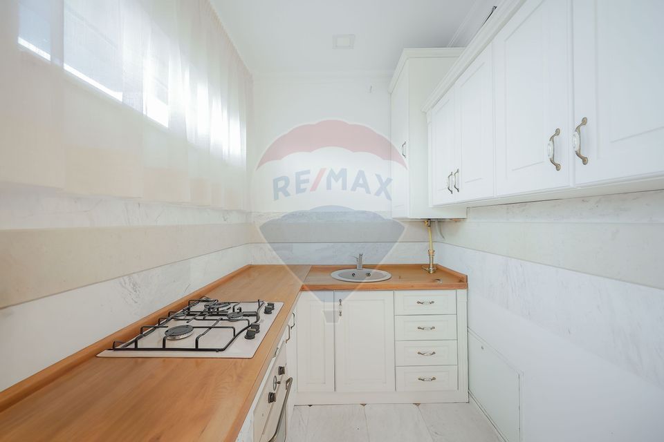 Clădire multifuncțională de vânzare – spațiu comercial + 2 apartamente