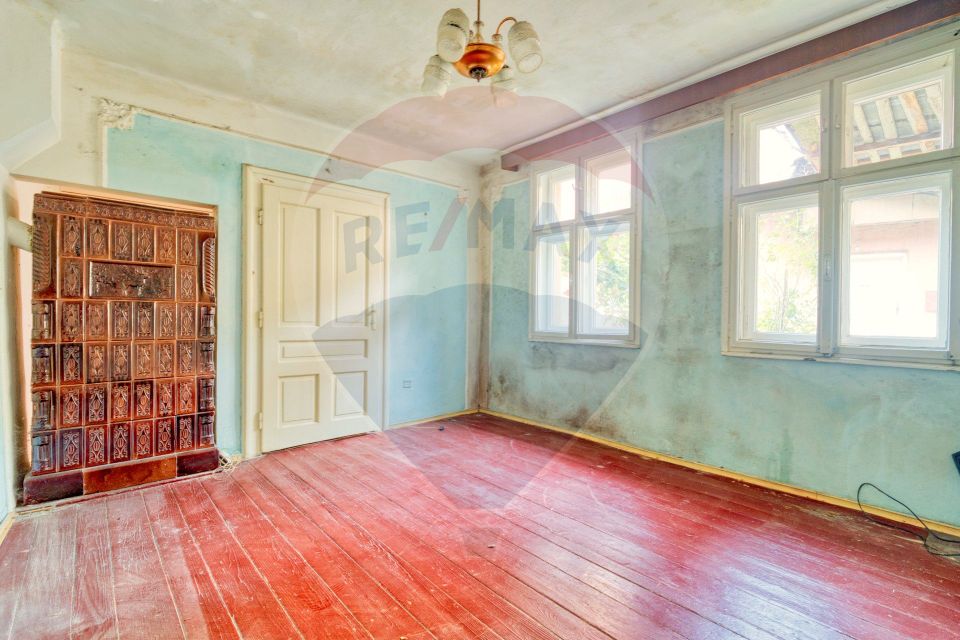 REZERVATA! Corp de casă de renovat, la intrarea pe strada De Mijloc