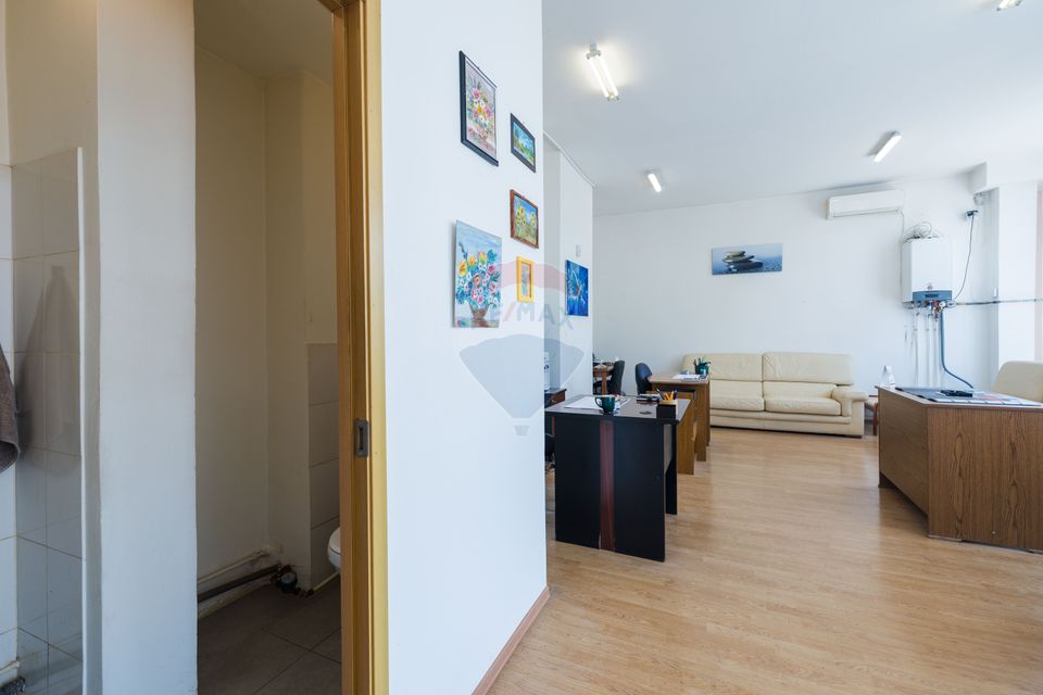 Commercial space with generous window and excellent visibility