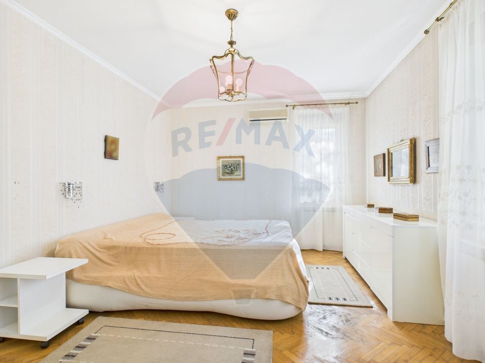 Vilă spectaculoasă în Balotești, curte 5000 mp si piscina interioara