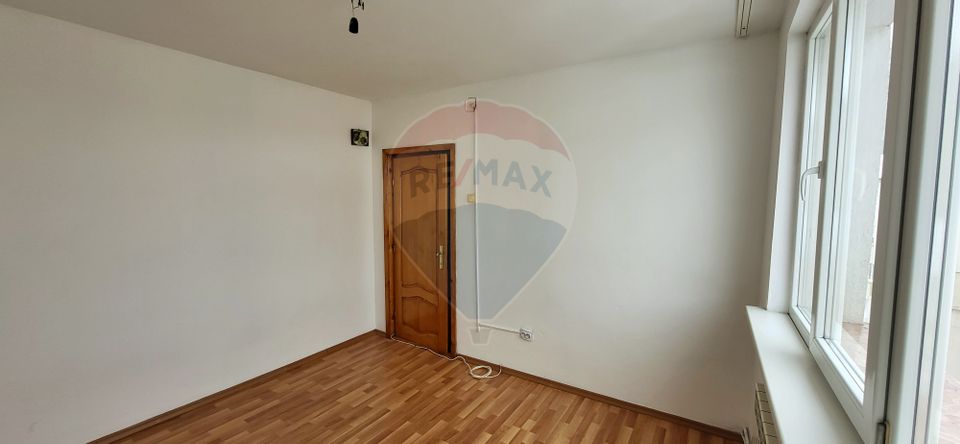 Apartament cu 3 camere de vânzare în zona Darmanesti