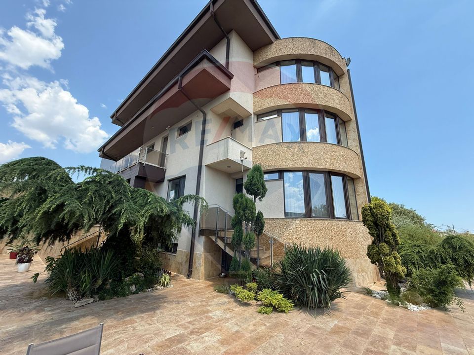 Vila cu piscina si teren 2350mp de vanzare in Mamaia Sat