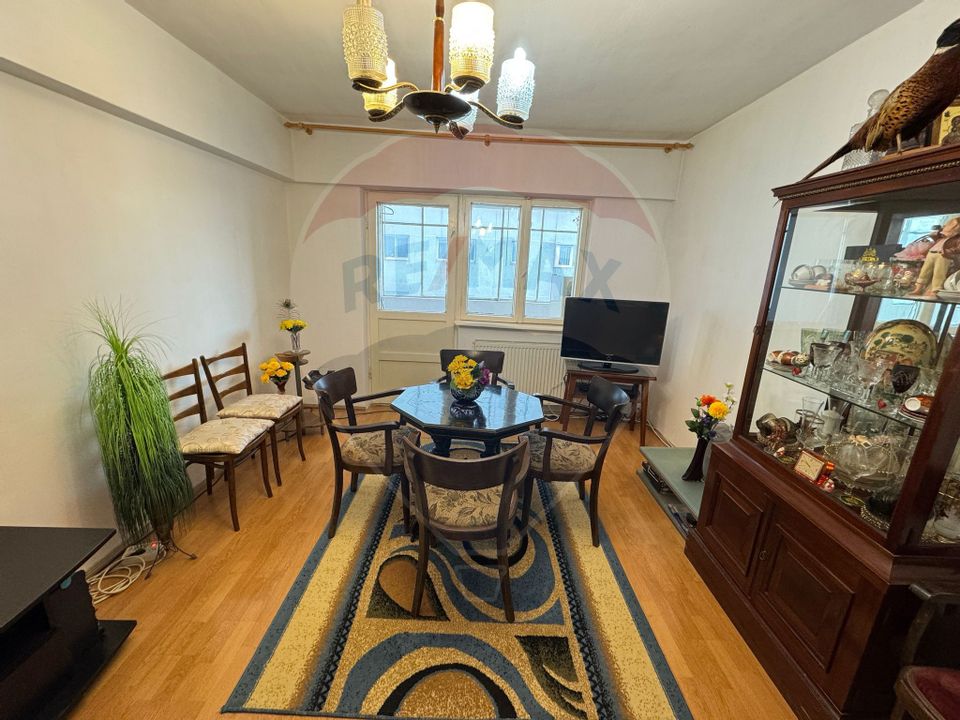 Apartament de vanzare - 4 camere- decomandat-Bistrita Lac
