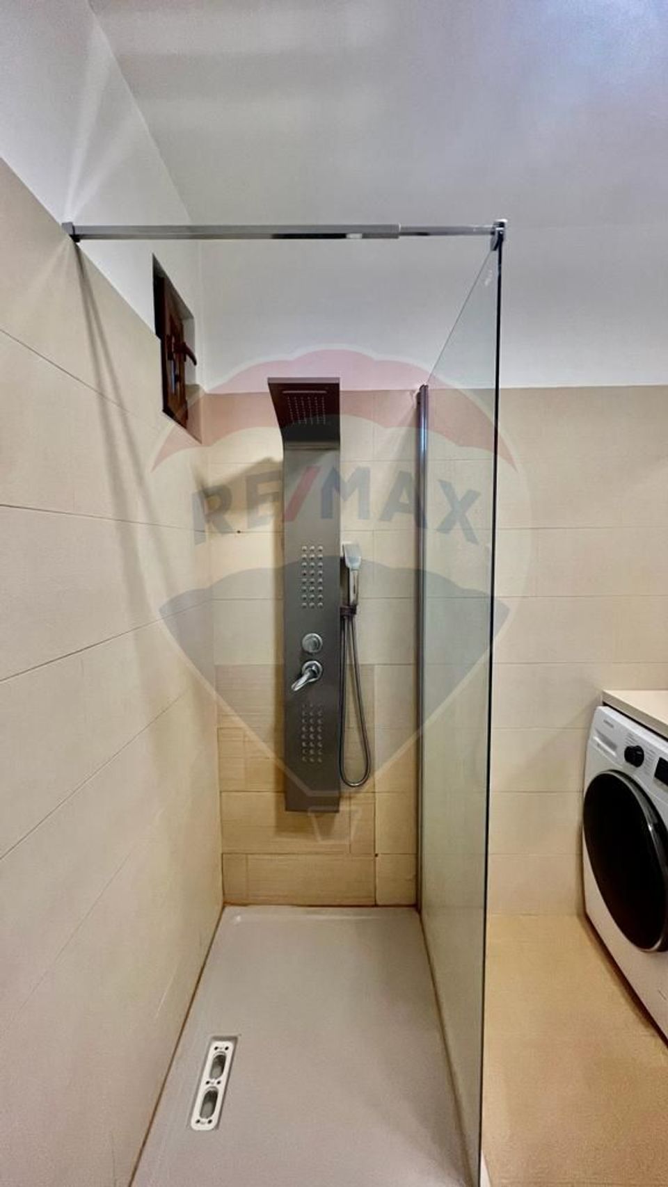 Apartament cu 3 camere si balcon - zona Bd. Laminorului