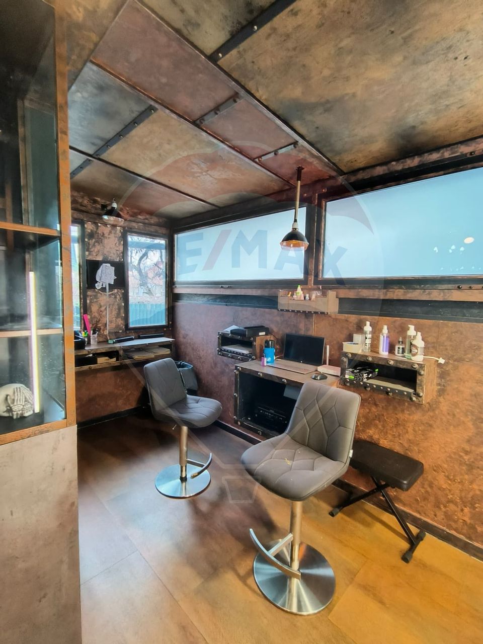 165sq.m Commercial Space for rent, Plopilor area