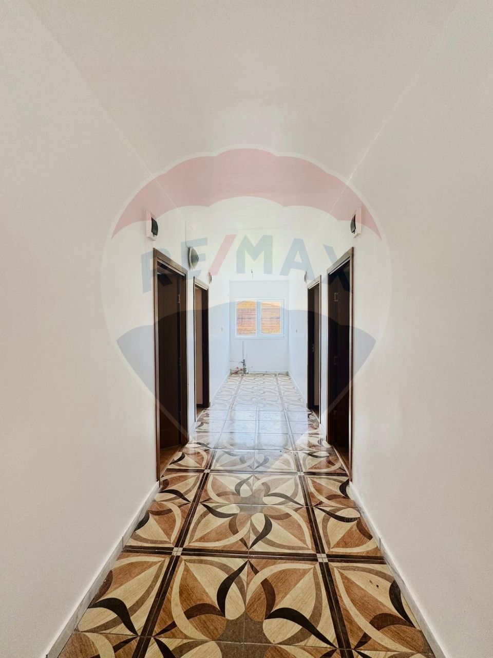 Hotel / Pensiune cu 9 camere de închiriat în zona Est