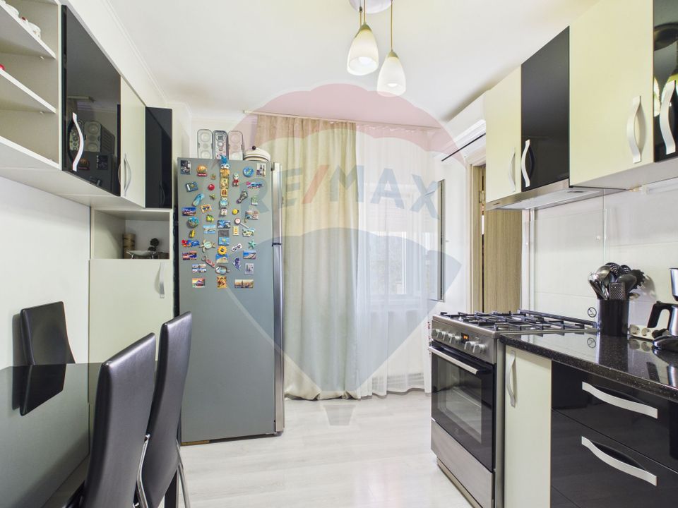 Apartament 4 camere de vanzare – complet renovat, mobilat și utilat