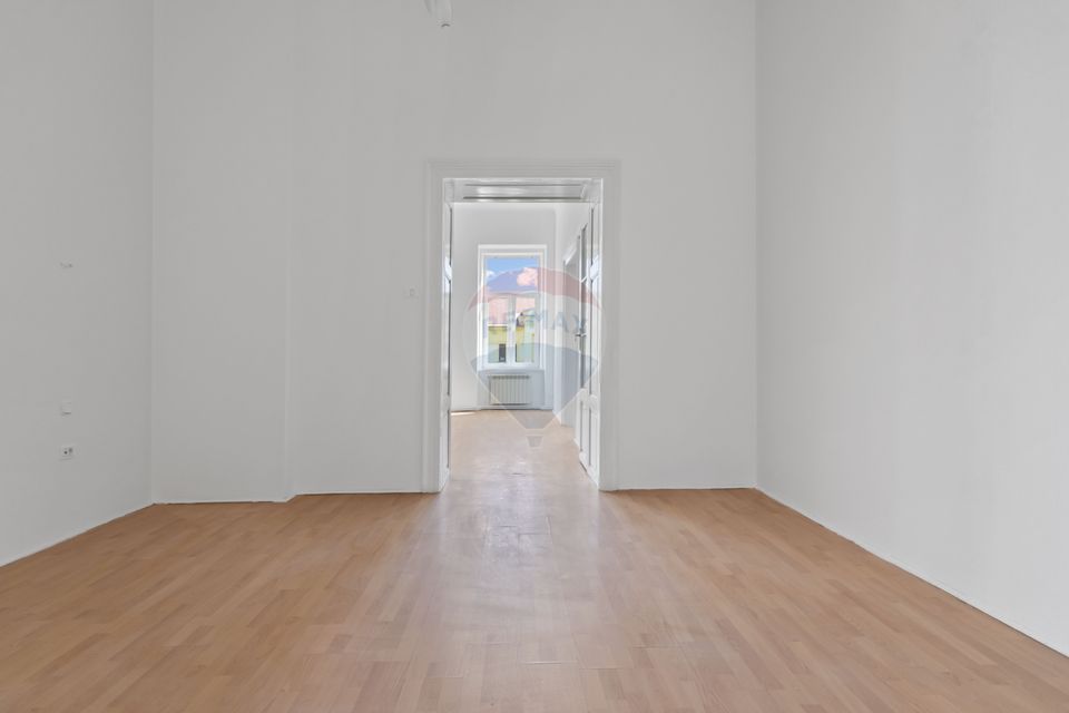 Apartament 3 camere, nemobilat, prima inchiriere-central