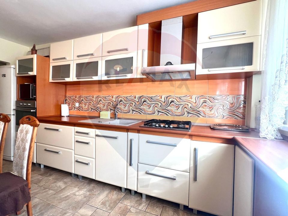 De închiriat apartament cu 4 camere, zona Dacia
