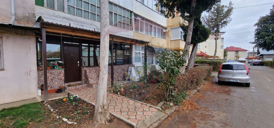 Apartament 3 camere parter cu intrare separata, Buhusi/Bacau