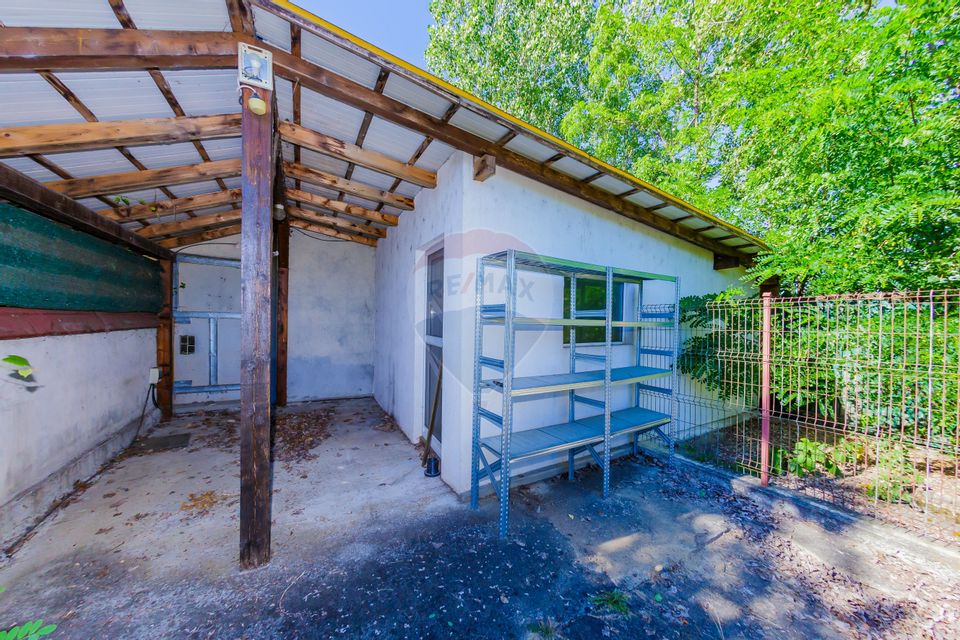 Casă cu 7 camere de vânzare la drumul principal cu 2 intrari