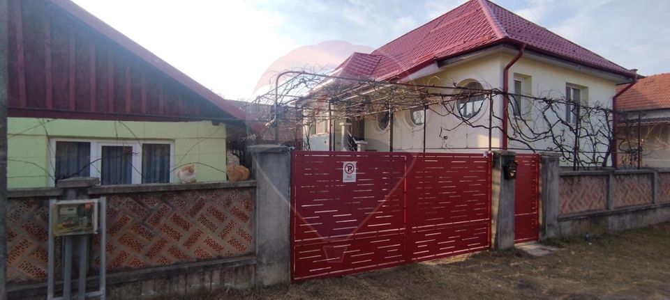 Casă /vilă de vânzare cu teren 1352 mp. central  loc. Petrindu / Sălaj