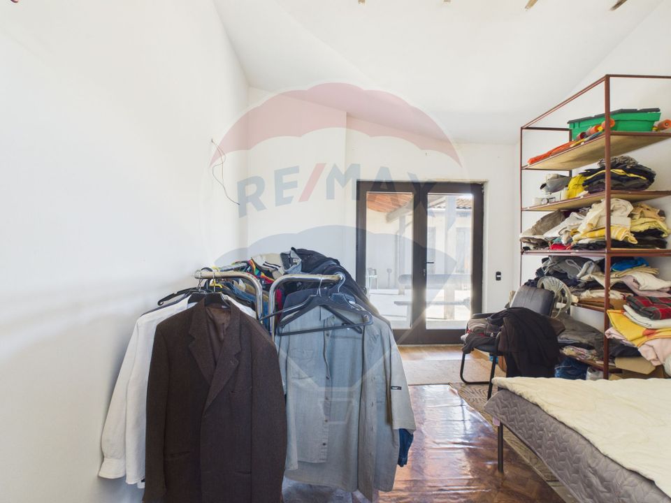 Vila Impunatoare multi-generationala cu Turnulet si Arhitectura Unica