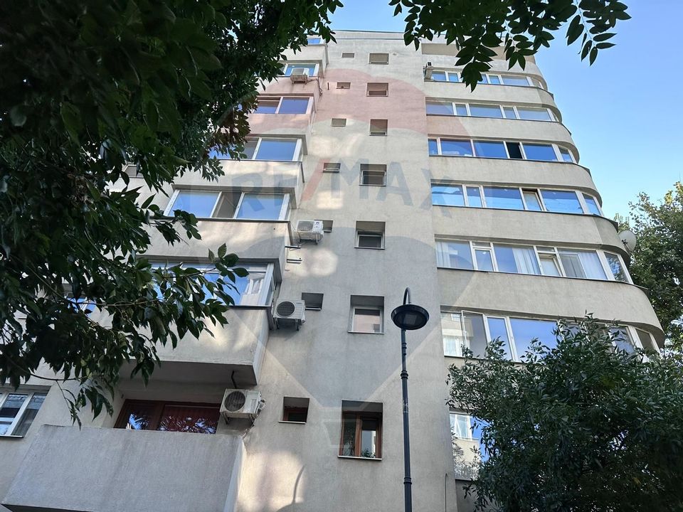 Apartament cu 3 camere de vânzare în zona P-ta Victoriei