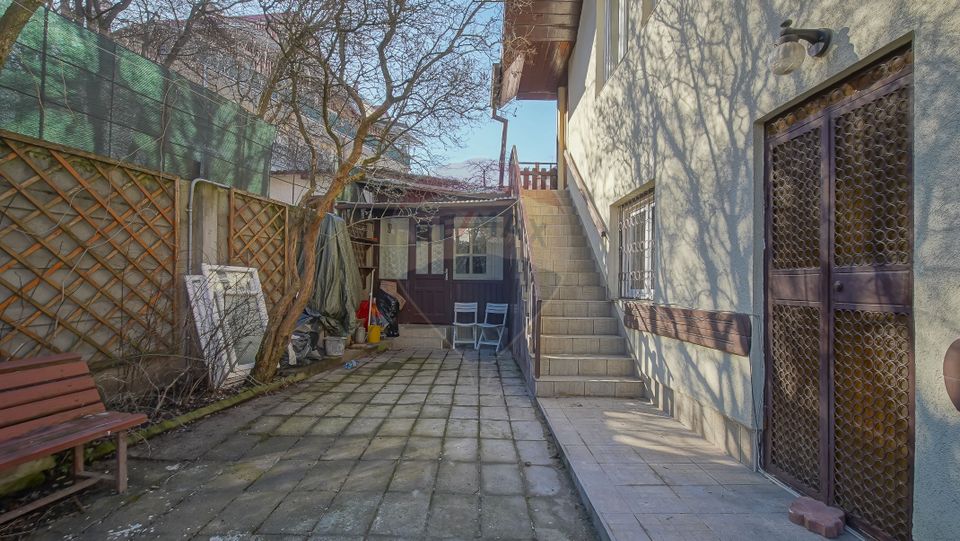 REZERVATA! Vilă individuală cu terasă, curte și două garaje