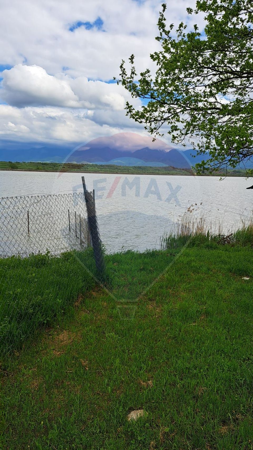 Teren generos aproape de lac si cu vedere la Muntii Fagaras