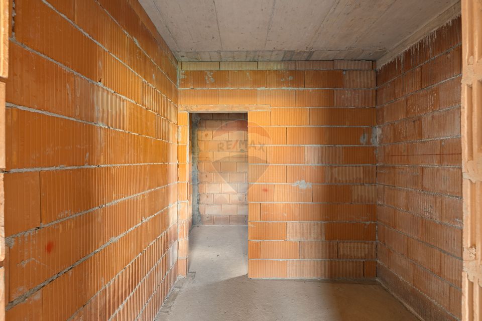 Casă la roșu cu teren generos, 500 mp, situată pe strada Ostașului