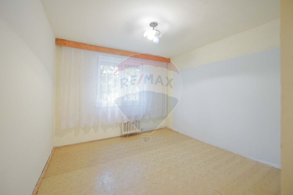 Apartament cu 3 camere de vânzare, în zona Rogerius