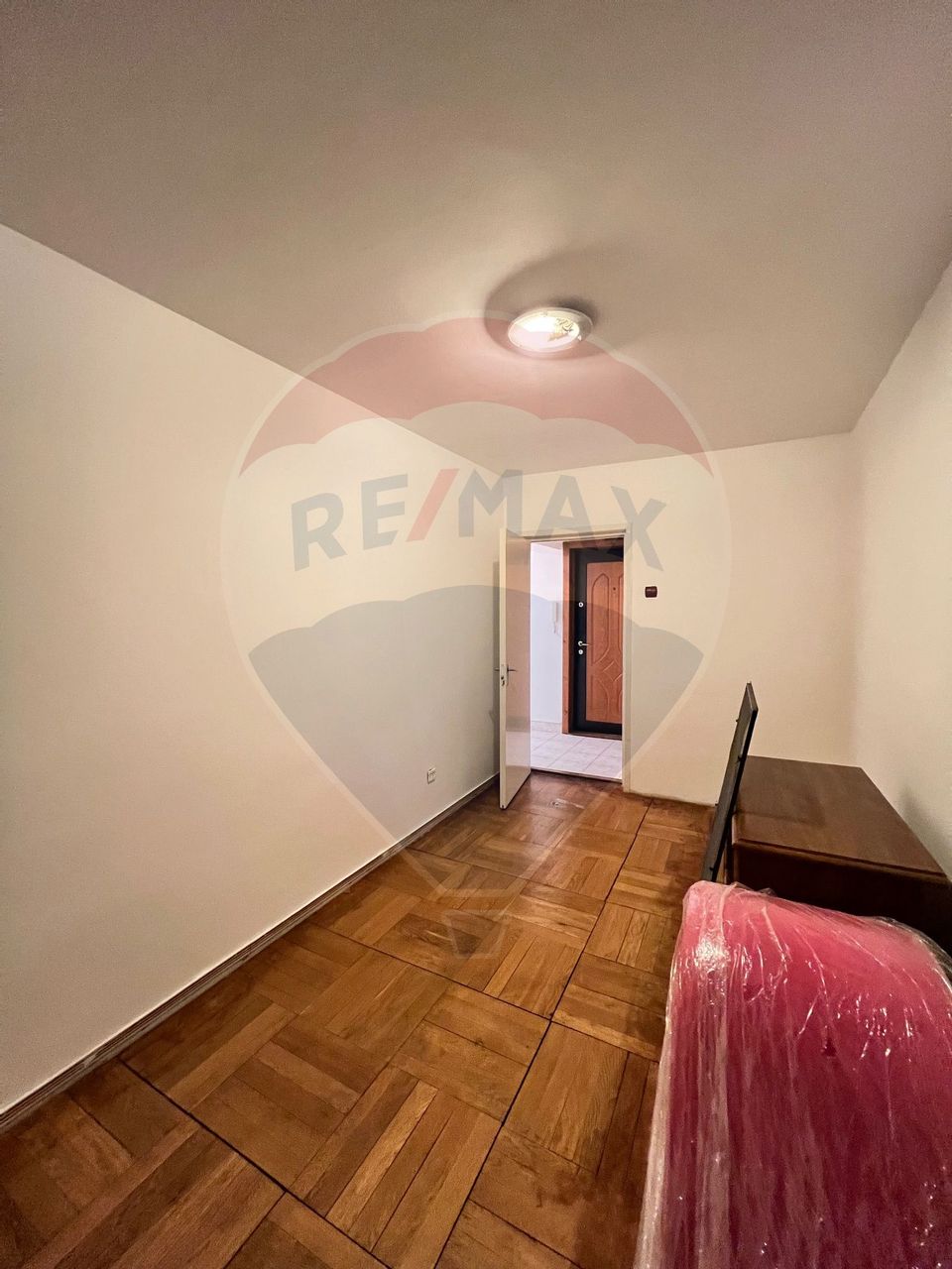 Apartament cu 3 camere de închiriat în zona Bancilor