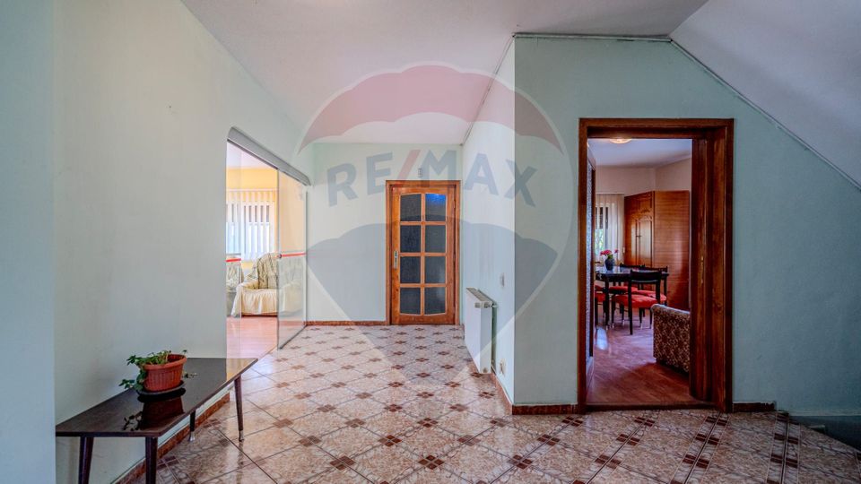 Vila rezidential/  gradina de vis/sera/ panouri/ Sanpetru!