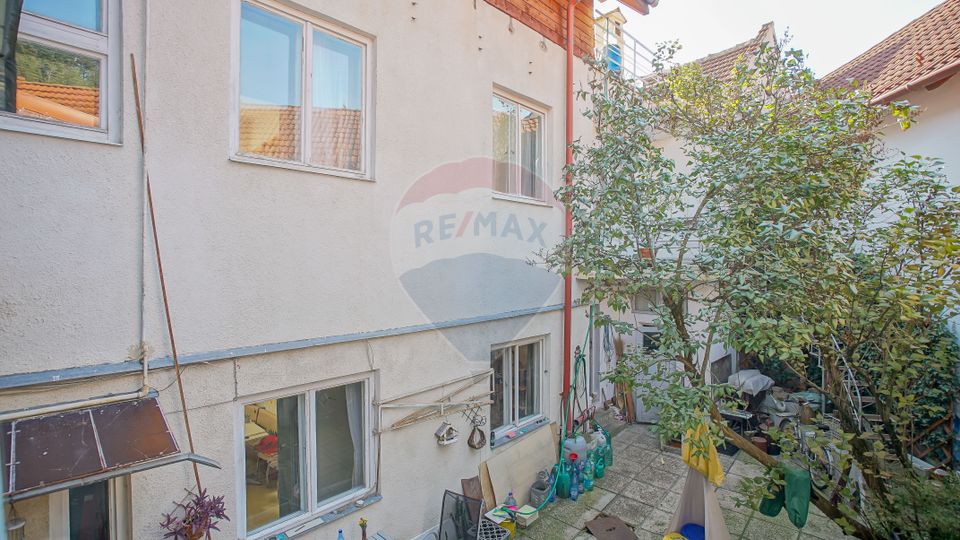 REZERVATA! Vilă impozantă, cu două apartamente și mansardă, Schei