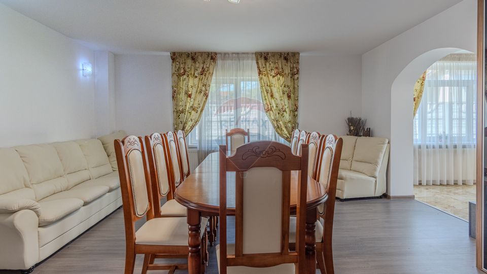 Casă / Vilă cu 10 camere de vânzare in Moieciu de Jos