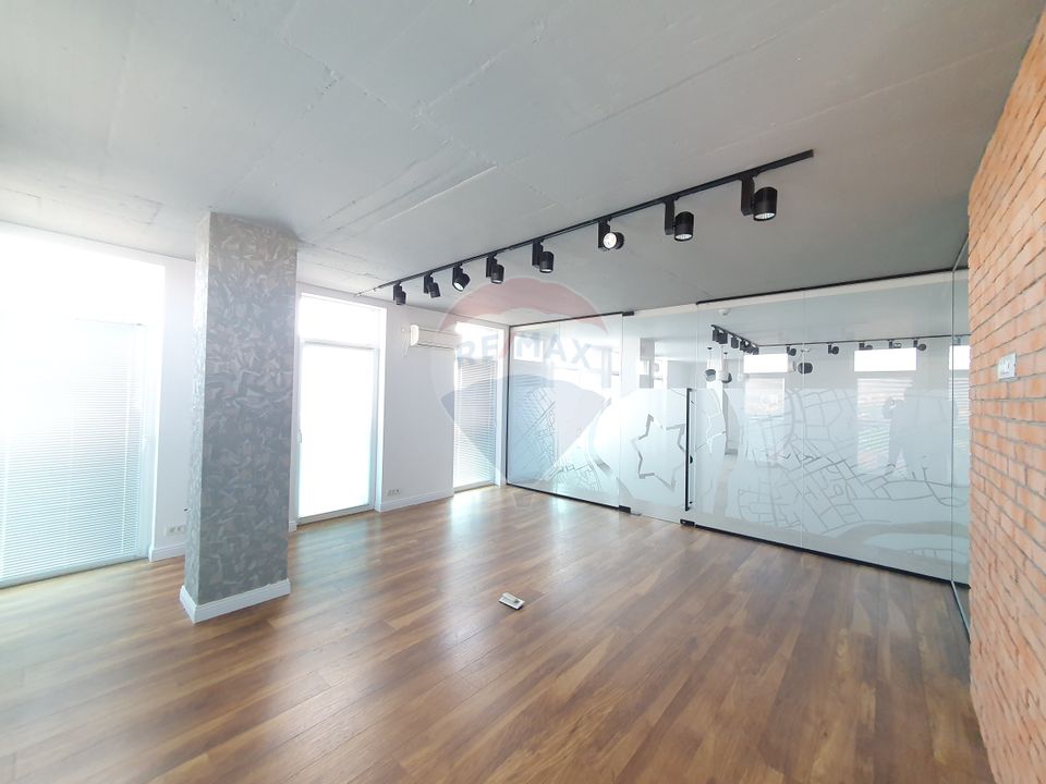 Birou modern 151 mp în Arad Plaza, 2 locuri de parcare