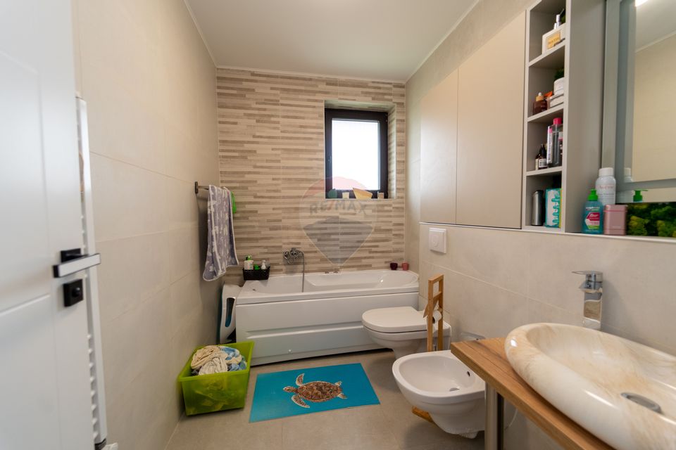 Casă individuală cu 4 camere - de vânzare în Hărman, Brasov