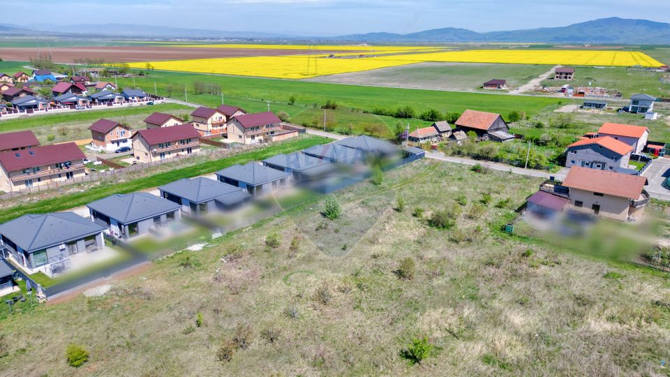 6 loturi Tarlungeni - cartier Izvor, la strada asfaltata, utilitati