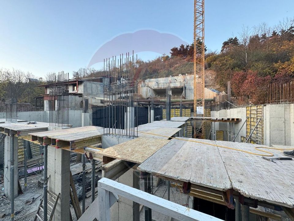 Vând apartament 3 camere, zona centrală
