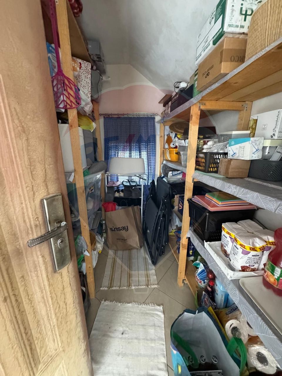 Casă / Vilă cu 8 camere de vânzare în zona Est